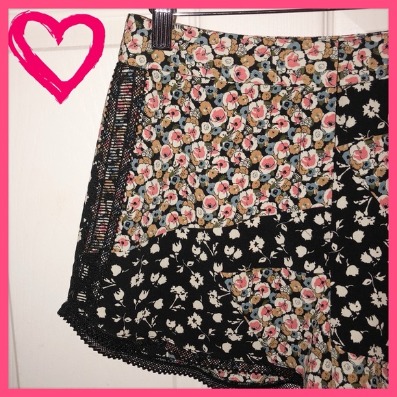 🌸 ❤️🔴SOLD❤️🔴 TopShop Patchwork Short Shorts 🌸 - Picture 2 of 5
